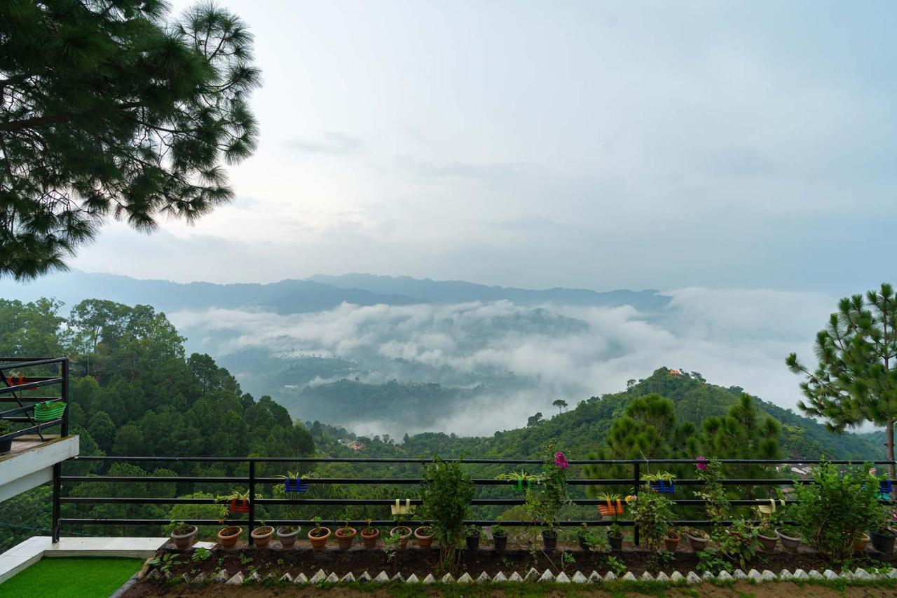 StayVista at Villa Woodside Meadows Kasauli Esterno foto